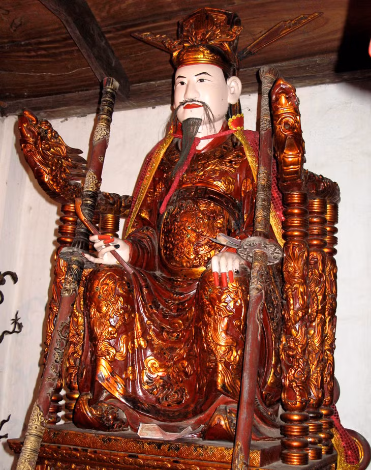 Tượng Trần Hưng Đạo ở đình Trung Bản tay cầm trâm cài đầu như truyền thuyết ngài xổ tóc.