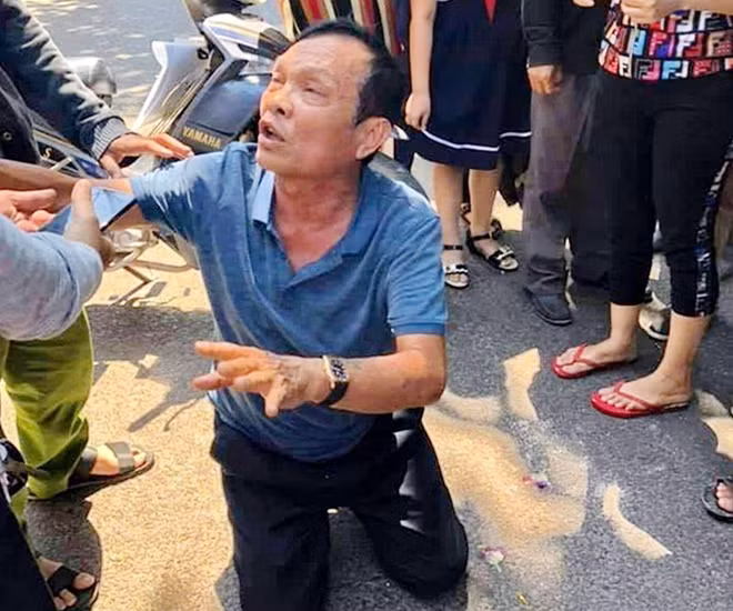 Ông Nguyễn Đức Huyện quỳ tại hiện trường sau khi gây ra tai nạn đặc biệt nghiêm trọng.