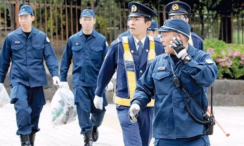 Cảnh sát Nhật tuần tra gần khu vực cung điện Hoàng gia ở Tokyo. Ảnh: Reuters.