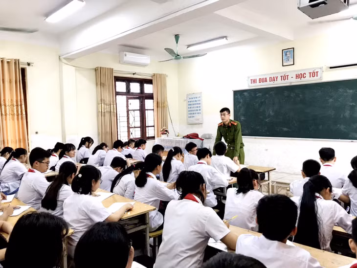 Công an TP Uông Bí phối hợp với các trường THCS, THPT trên địa bàn giáo dục pháp luật cho thanh thiếu niên, học sinh.