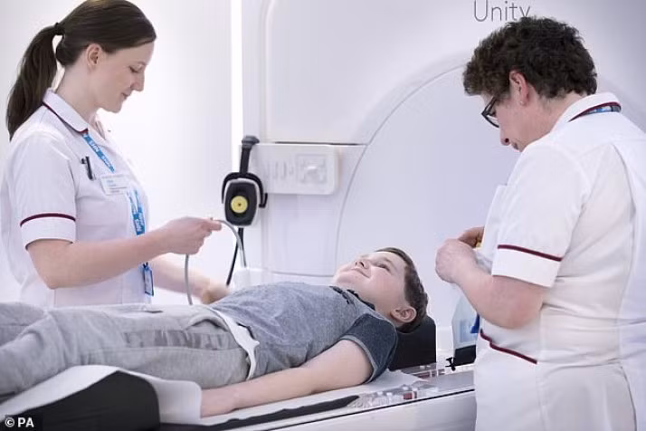 Cậu bé Alex trở thành bệnh nhi ung thư đầu tiên điêu trị thử nghiệm máy xạ trị thế hệ mới.