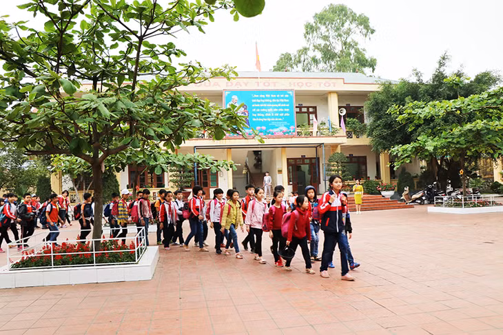 Để phụ huynh dễ đón con em mình, Trường tiểu học Lý Thường Kiệt được tổ chức ra cổng trường theo từng lớp, khối