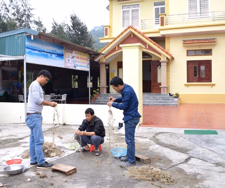 Du khách tại nhà nghỉ Hồng Quyên, thôn 2, xã Đồng Tiến, huyện Cô Tô với thành quả sau chuyến đi thực tế dánh cá 