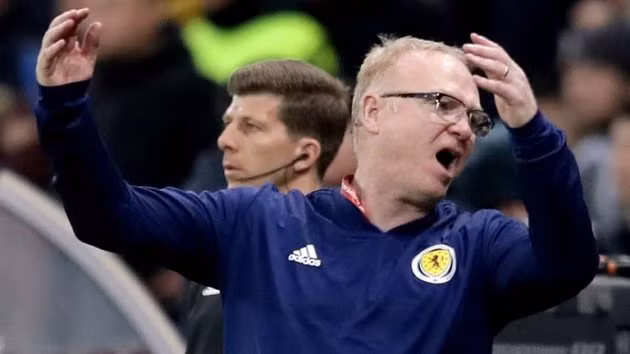  Alex McLeish đã rời khỏi vị trí huấn luyện viên trưởng đội tuyển Scotland sau thất bại trước Kazakhstan.