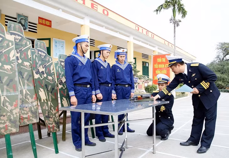 Cán bộ sỹ quan trẻ Tiểu đoàn 472, Lữ đoàn Hải quân 147 có nhiều sáng kiến mô hình học cụ nâng cao chất lượng huấn luyện năm 2019. 