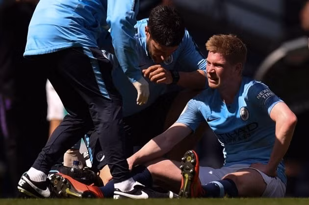  De Bruyne đau đớn trong trận đấu với Tottenham.