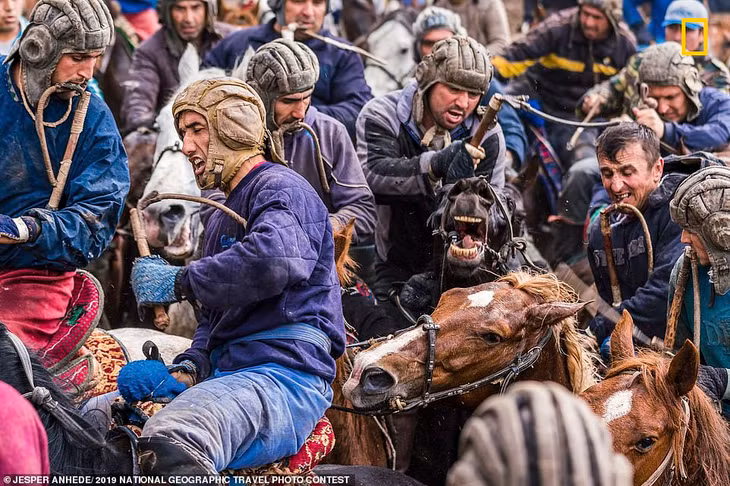 Nhiếp ảnh gia Jesper Anhede với bức ảnh chụp không khí của một cuộc thi Buzkashi. Buzkashi là một hình thức giải trí ở một số vùng khu vực Trung Á, đặc biết là ở Afghanistan và Kyrgyzstan. Những người chơi sẽ ngồi trên lưng ngựa và cố gắng tranh giành nhau xác của một con dê để mang về khu vực chiếc hố của đội mình.