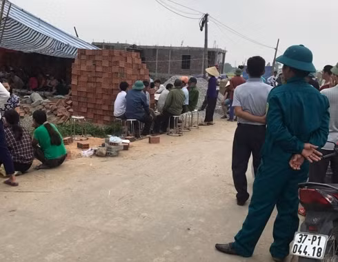  Rất đông người thân tập trung tại ngôi nhà xảy ra sự việc yêu cầu làm rõ cái chết của ông Tuyên.