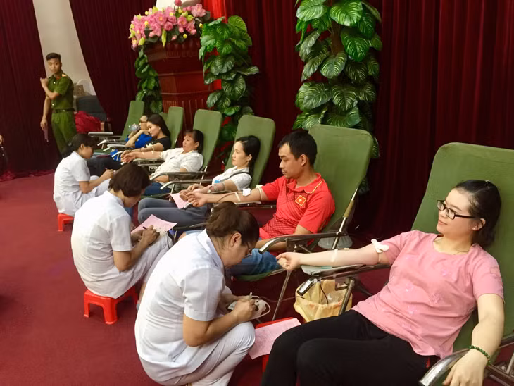 Trên 300 cán bộ, công nhân viên chức và đoàn viên thanh niên trên địa bàn hăng hái tham gia đăng ký hiến máu tình nguyện