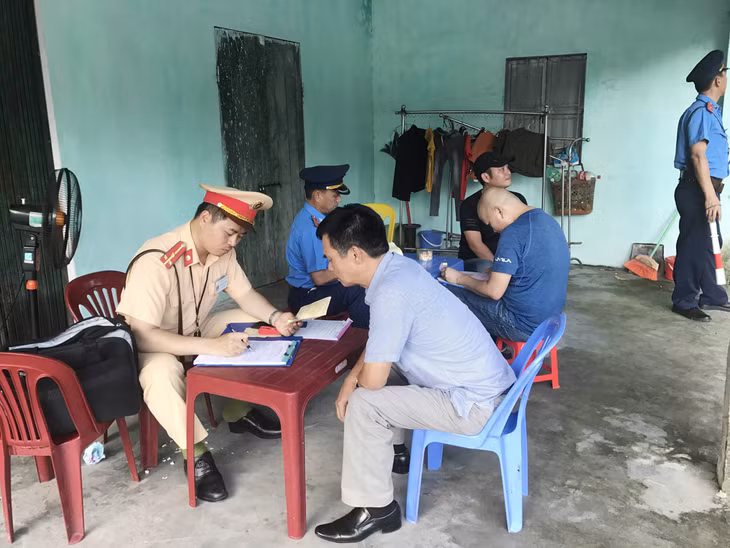 Cán bộ Đội CSGT số 3 lập biên bản xử lý lái xe vi phạm