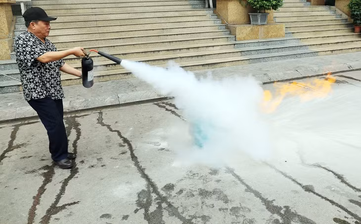 Thực hành dùng bình chữa cháy để chữa cháy.