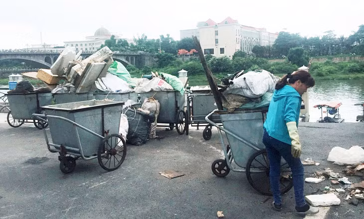 Năm 2018, BQL Cửa khẩu quốc tế Móng Cái thực hiện vớt trên 400m3 rác thải các loại trên sông Ka Long.