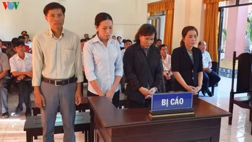 Các bị cáo tại toà. Từ trái qua phải: Thanh Hoà, Mai Thanh, Lệ Hằng, Bé Hậu.