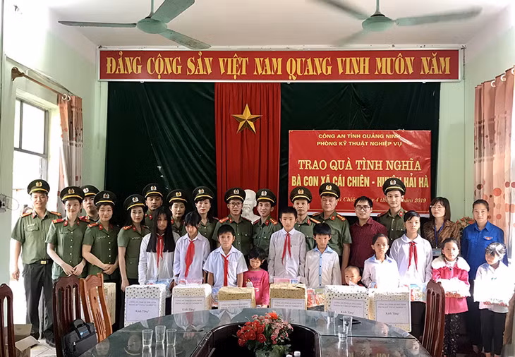 Các đồng chí ĐVTN tặng quà các em nhỏ tại xã đảo cái chiên