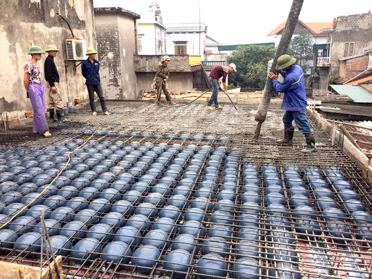 Công nhân xây dựng nhà ở bằng công nghệ sàn bóng Span.