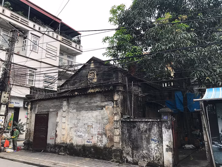 5- Nhà số 42 đường Nguyễn Du. Ngôi nhà này được xây dựng từ năm 1923, chủ nhân là một ông cai thầu xây dựng.