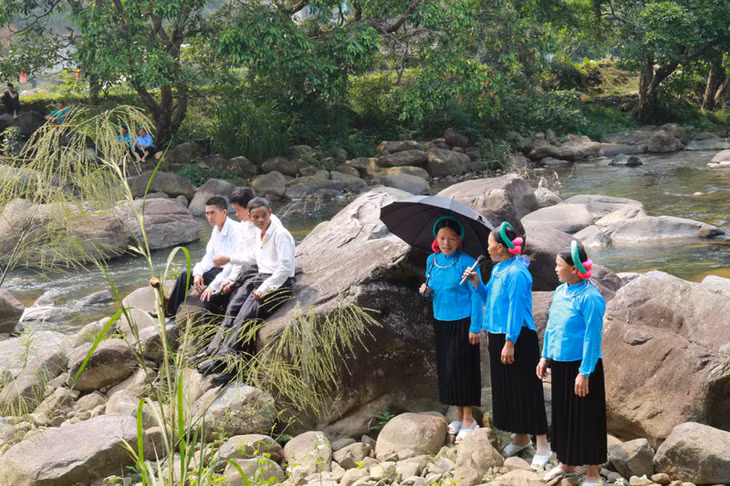 Hát giao duyên giữa các nam nữ tại đập Thánh Thìn.