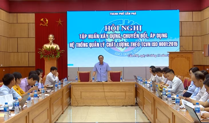 Chi cục Tiêu chuẩn đo lượng chất lượng (Sở KH&CN) phối hợp với UBND TP Cẩm Phả tổ chức tập huấn chuyển đổi, áp dụng TCVN ISO 9001:2015 cho cán bộ của 16 phường, xã, Trung tâm Hành chính công thành phố. Ảnh do Chi cục Tiêu chuẩn đo lường chất lượng cung cấp