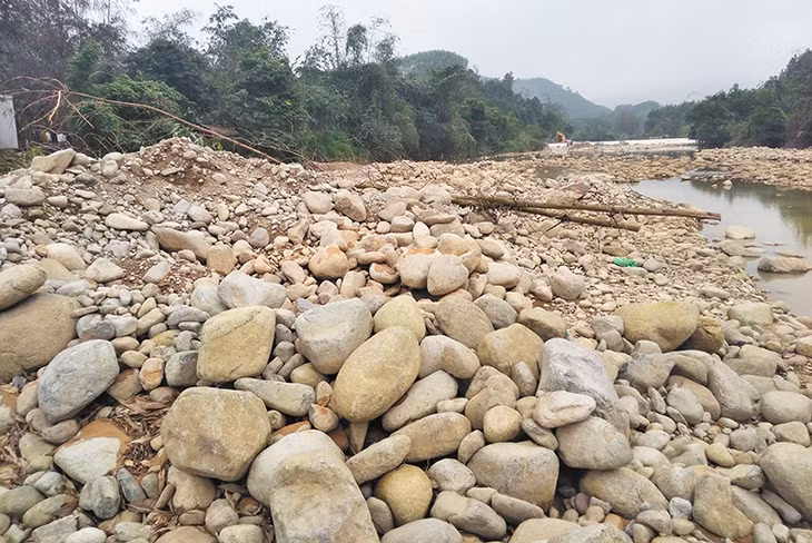 Lòng suối xã Quảng Sơn, nơi có trự lượng cát, đá, sỏi lớn, lộ thiên, dễ bị khai thác trái phép