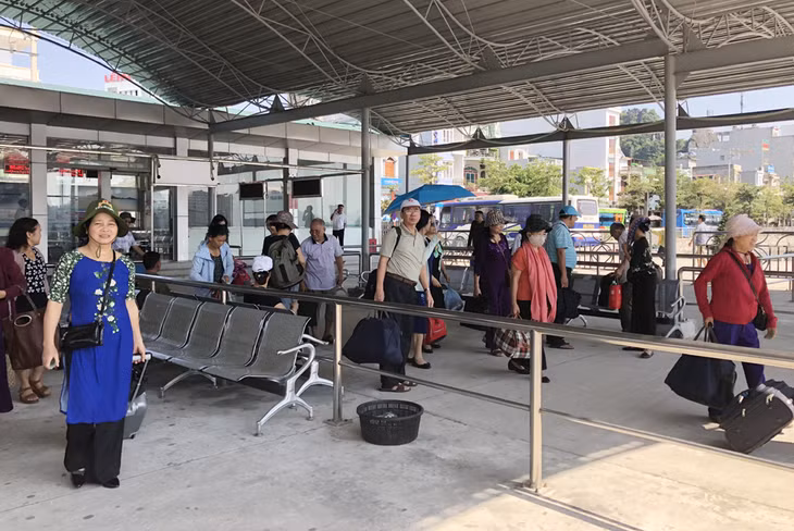 Du khách thăm quan các tuyến đảo qua Cảng Cái Rồng