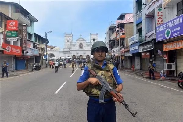 Binh sỹ Sri Lanka gác bên ngoài nhà thờ Thánh Anthony ở thủ đô Colombo. (Nguồn: THX/TTXVN)