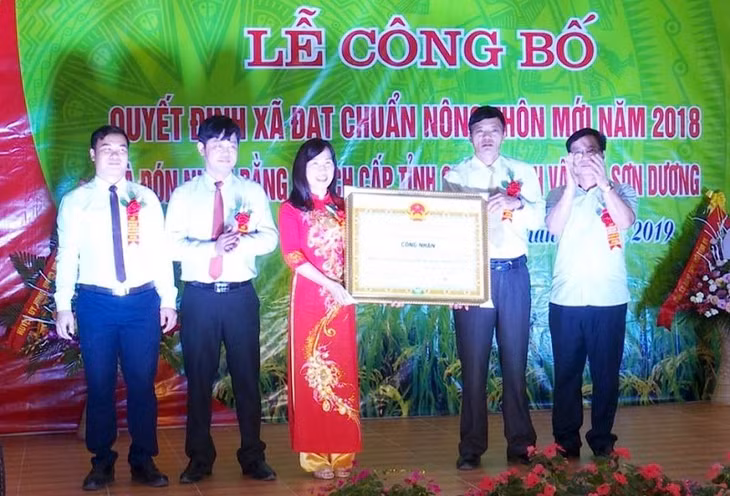Đồng chí Vi Xuân Trọng, Phó Trưởng Ban xây dựng NTM tỉnh trao bằng công nhận đạt chuẩn NTM năm 2018 của UBND tỉnh cho cán bộ, nhân dân xã Sơn Dương (Hoành Bồ) ngày 7/4/2019.