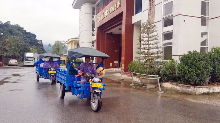 Từ ngày 2/1/2019, cửa khẩu Lý Hỏa (Trung Quốc) triển khai thực hiện cho 290 xe điện 3 bánh vận chuyển hàng hóa xuất khẩu .