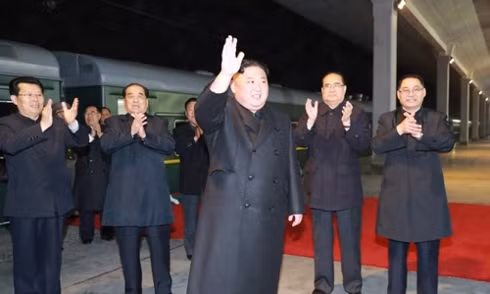 Ông Kim Jong-un lên tàu để khởi hành đến Nga ngày 23/4. Ảnh: KCNA.