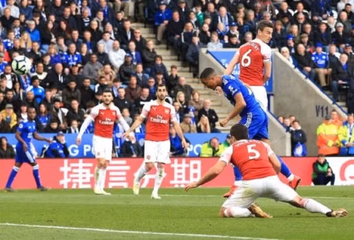  Arsenal tiếp tục thủng lưới từ một tình huống bóng bổng.