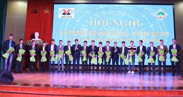 Lãnh đạo Công ty CP than Vàng Danh trao quà khen thưởng của TKV cho các cá nhân có thu nhập cao năm 2018 (Ảnh: Phạm Cường)