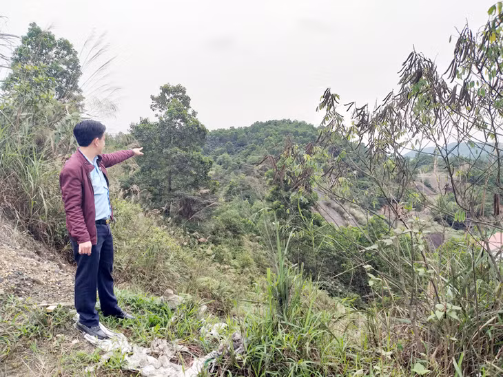 Cán bộ phường Mông Dương (TP Cẩm Phả) thường xuyên kiểm tra địa bàn giáp ranh giữa khu dân cư với khai trường của Công ty CP Than Mông Dương để ngăn chặn than trái phép.