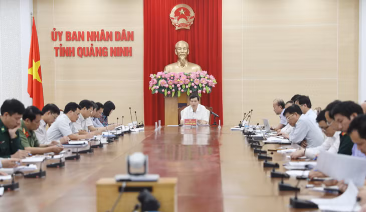 Chủ tịch UBND tỉnh Nguyễn Đức Long chỉ đạo tại cuộc họp.