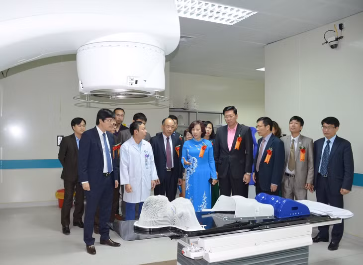 Các bác sĩ Trung tâm Ung bướu, Bệnh viện Bãi Cháy giới thiệu về trang thiết bị xạ trị ung thư hiện đại cho đại biểu lãnh đạo tỉnh,