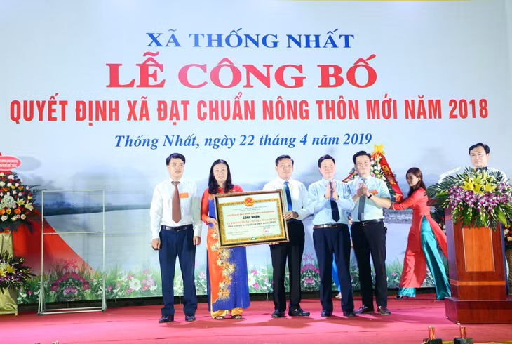 Tập thể lãnh đạo xã Thống Nhất đón nhận quyết định công nhận xã đạt chuẩn nông thôn mới.