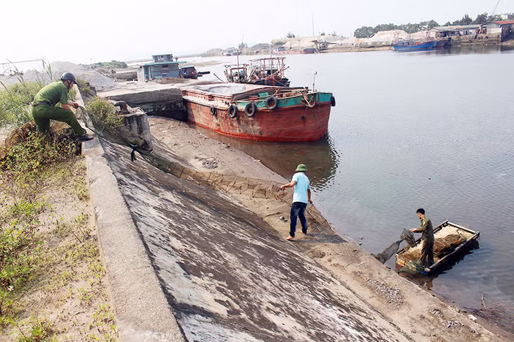 Công an huyện Hải Hà và xã Quảng Minh phát hiện 50 lồng khai thác thủy hải sản trái phép tại khu vực thôn Minh Tân, xã Quảng Minh