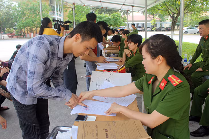Các phạm nhân làm thủ tục trước khi được trả tự do