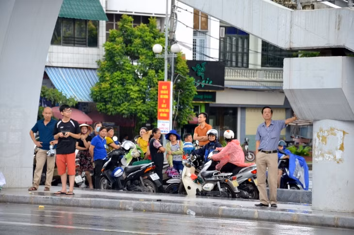 Phụ huynh đến đón con sau thi tại điểm thi THPT Hòn Gai