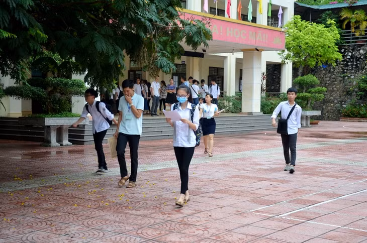Thí sinh rời phòng thi tại điểm thi THPT Ngô Quyền