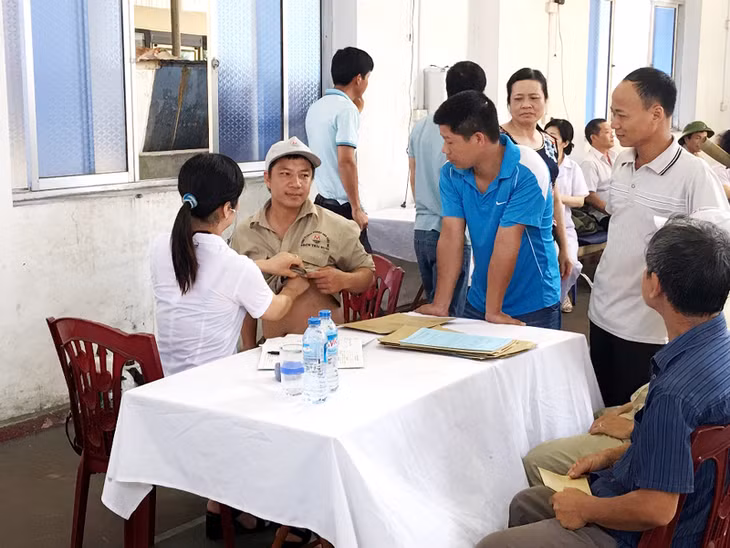 Công ty Công nghiệp hoá chất mỏ Bạch Thái Bưởi (TX Đông Triều) tổ chức khám sức khoẻ định kỳ cho cán bộ, công nhân. Ảnh: Lê Mạnh Thưởng (Trung tâm Y tế dự phòng tỉnh)