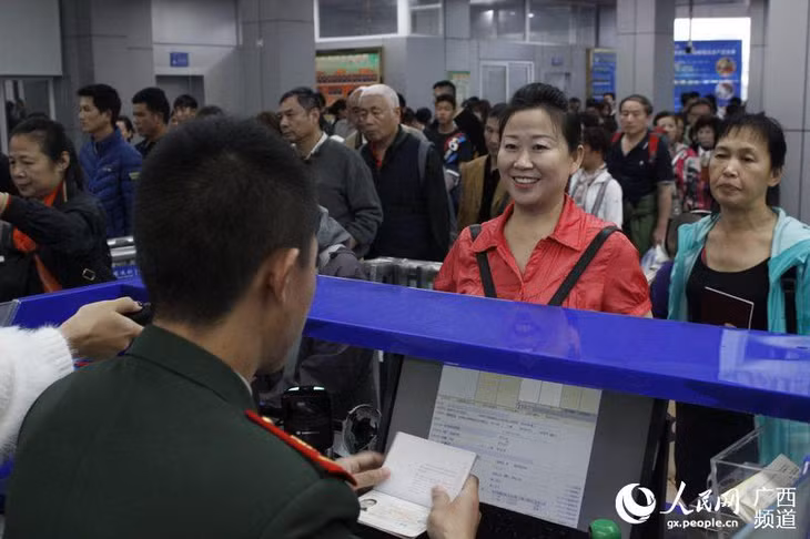 Du khách làm thủ tục thông quan tại cửa khẩu Đông Hưng (Quảng Tây, Trung Quốc).