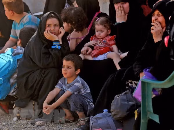Người dân Syria sơ tán khỏi Raqa. (Nguồn: AFP/TTXVN)
