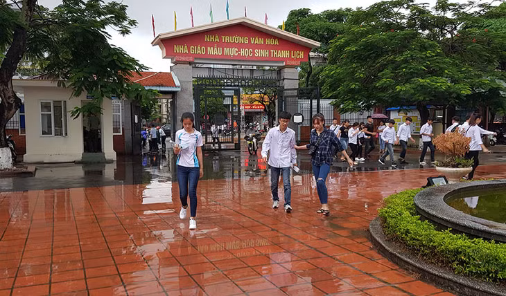 Thí sinh tại điểm thi THPT Trần Phú, Móng Cái