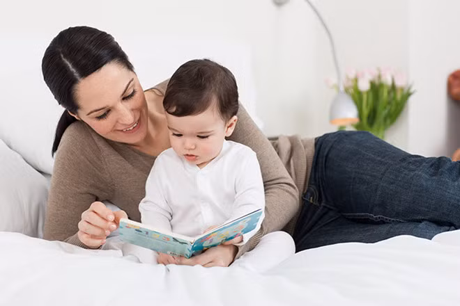 Cha mẹ có thể dạy bé 2 từ ghép lại, phát âm rõ ràng đi kèm với hành động để bé dễ nắm và bắt chước. Ảnh: Medonthan