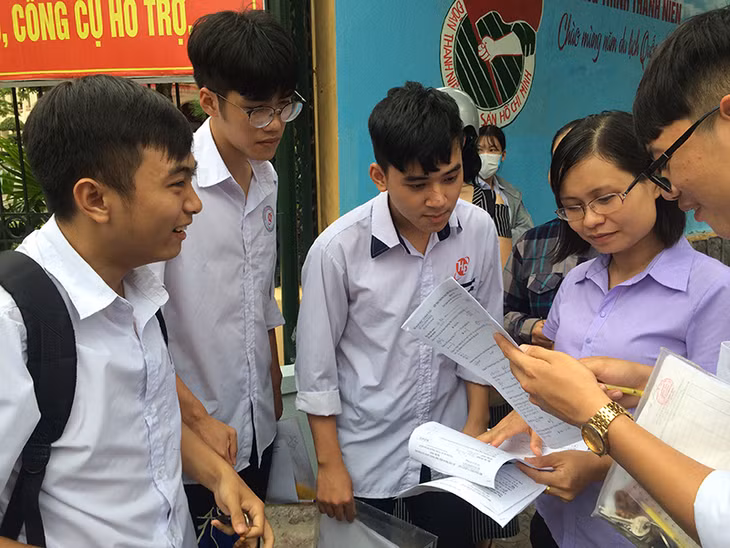 Thí sinh trao đổi sau khi thi tại điểm thi THPT Uông Bí