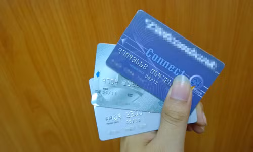 Số thẻ là dãy số in trước mặt thẻ ATM. Ảnh: A.Q.