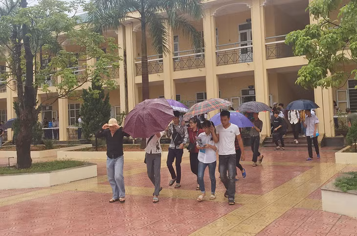 Thí sinh điểm thi THPT Ba Chẽ rời phòng thi