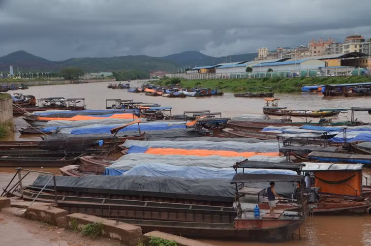 Tàu thuyền trên sông Ka Long đã neo đậu an toàn.