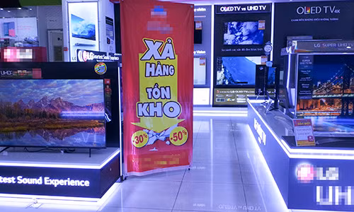 Nhiều siêu thị điện máy xả hàng tồn với mức giảm lên tới 50%.