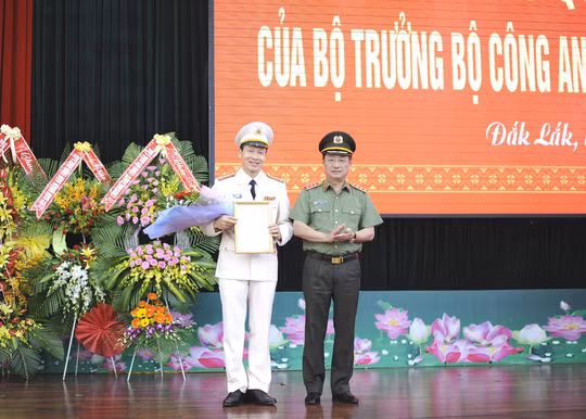 Thượng tướng Nguyễn Văn Thành trao quyết định bổ nhiệm cho Đại tá Vũ Hồng Văn