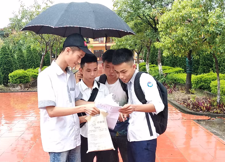 Thí sinh điểm thi THPT Thống Nhất trao đổi bài sau khi thi